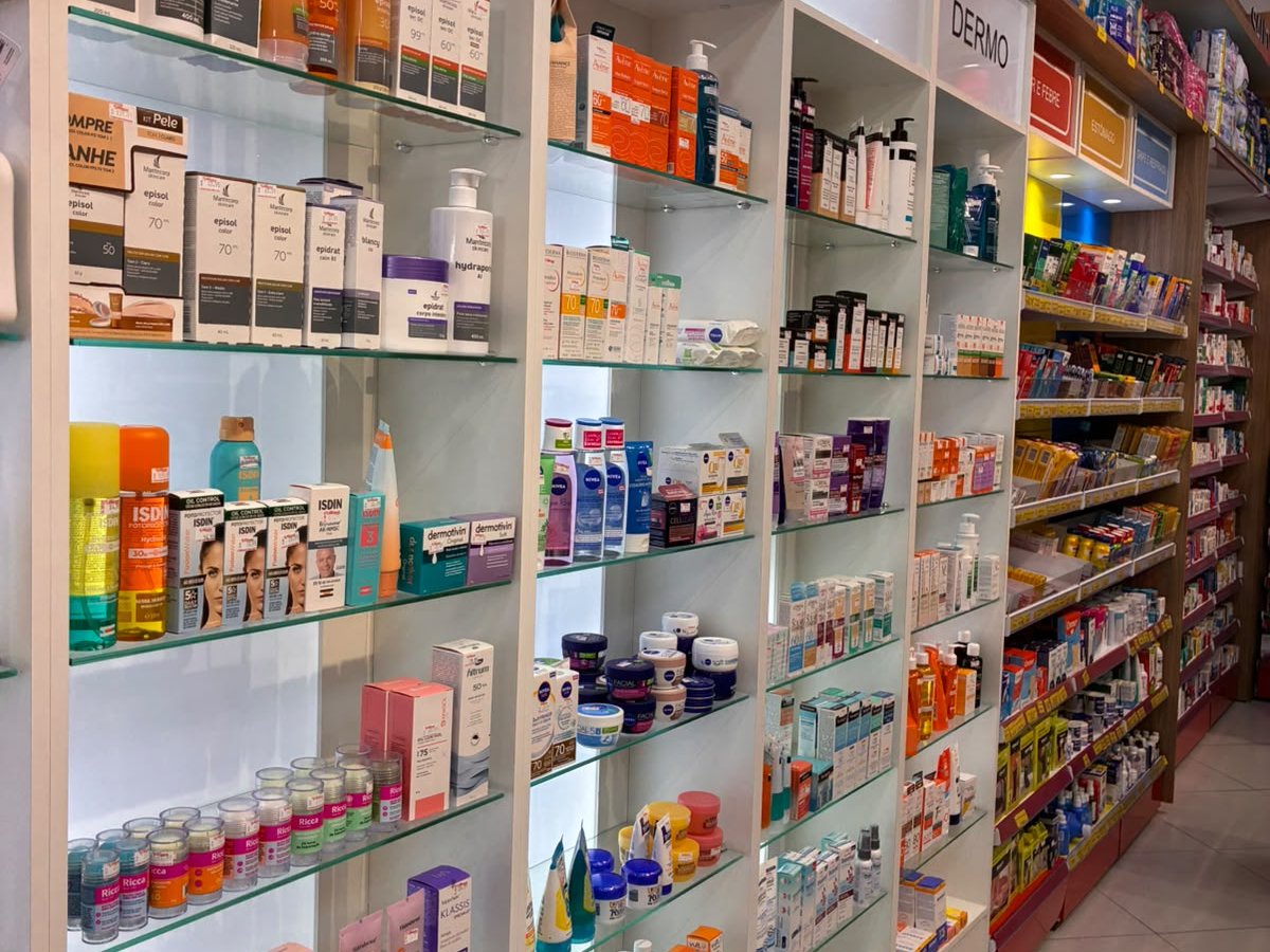 Prateleiras com estoque completo de dermocosméticos e medicamentos
